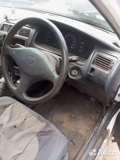 Toyota Corolla 1.5 МТ, 2000, битый, 170 000 км