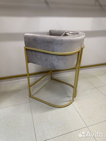 Стул высокий бежевый бархатный