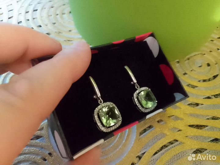 Серьги из серебра с камнем хризолит