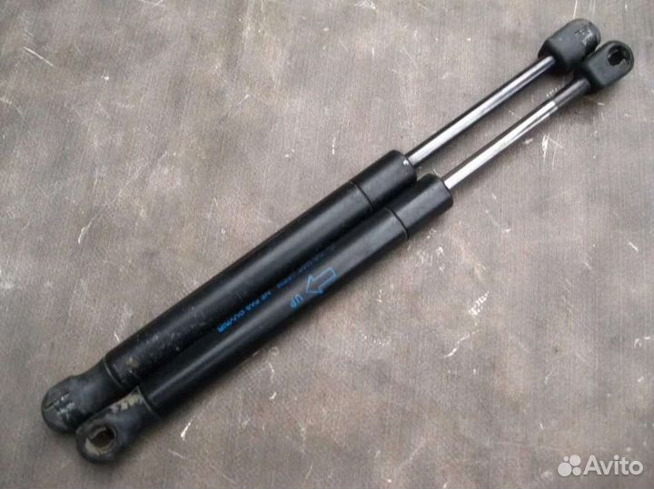 Амортизаторы крышки багажника седан Ford Focus II