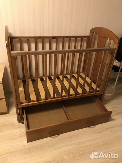 Детская кроватка с маятником и ящиком
