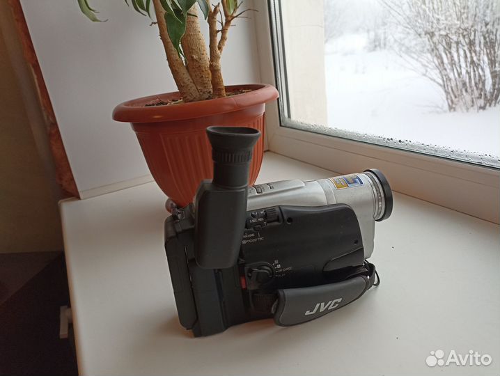 VHS видеокамера JVC GR-FX16E