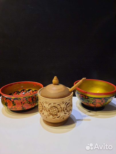 Деревянный бочонок и вазочки для меда