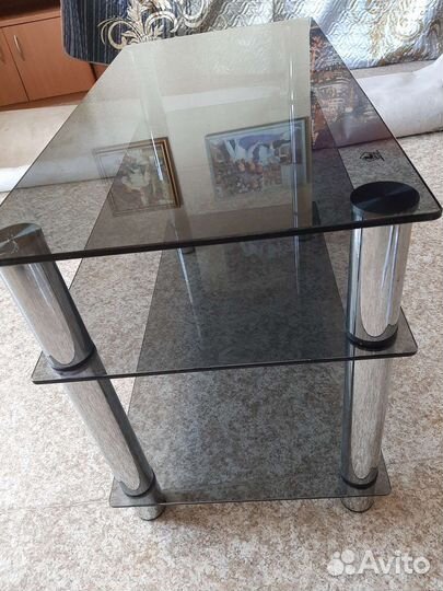 Стеклянная тумба под аппаратуру