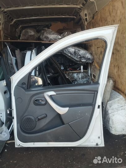 Дверь передняя правая renault sandero 1