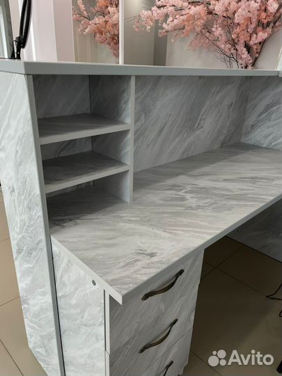 Угловая стойка ресепшен