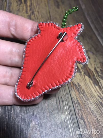 Брошь Клубничка. Ручная работа