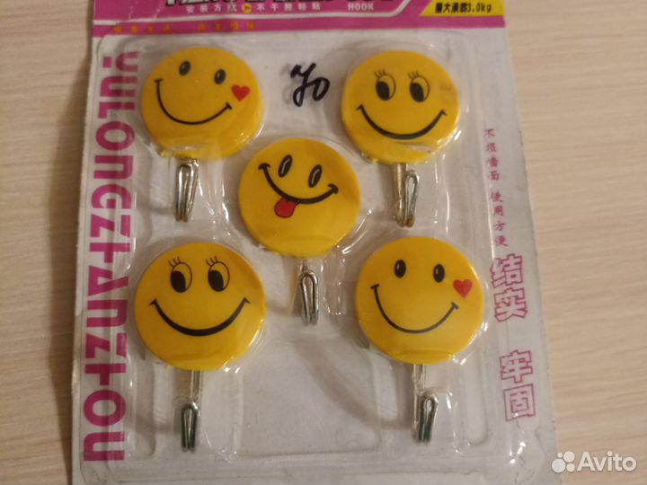 Крючок настенный на липучке