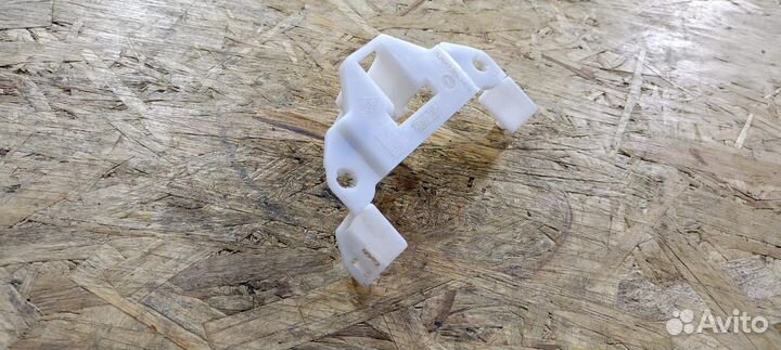 Кронштейн консоли приборной панели Renault Symbol