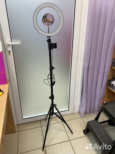 Кольцевая лампа с зеркалом на треноге