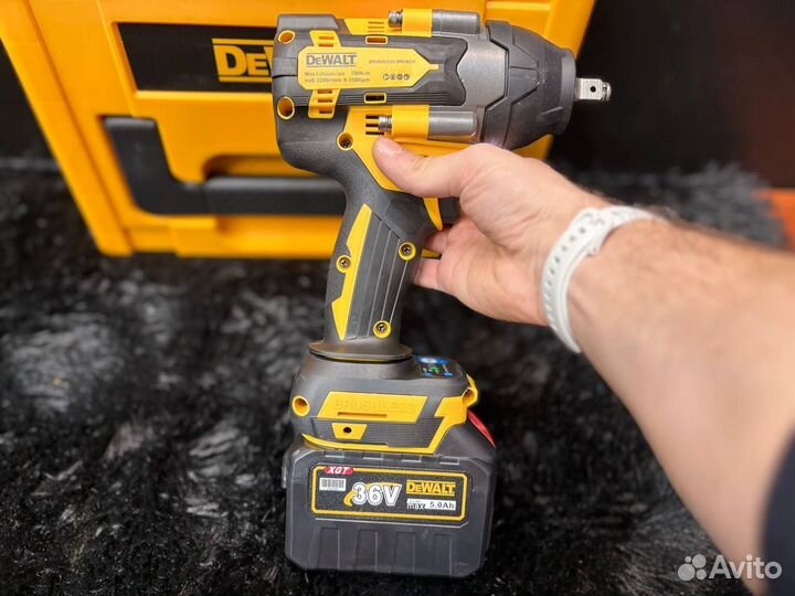 Гайковерт аккумуляторный 700нм, 2кб dewalt