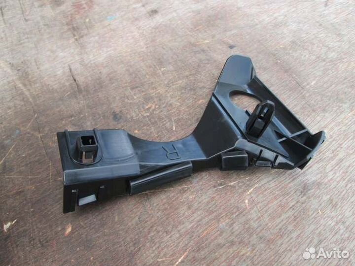 Крепление бампера переднее правое Toyota Corolla