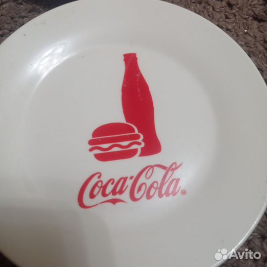 Тарелки с логотипом Кока-Кола