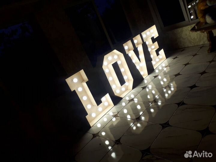 Буквы love с лампочками