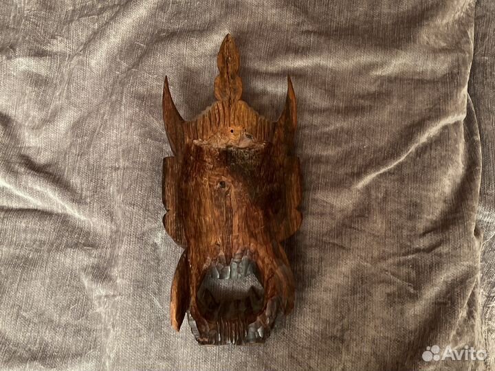 Африканская маска из красного дерева