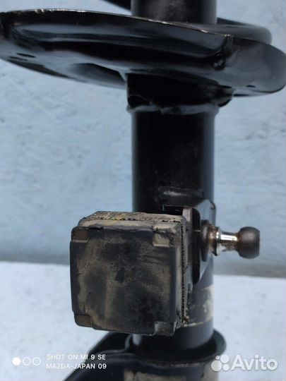 Передний правый амортизатор на Mazda Cx-5
