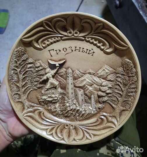 Тарелка на стеная