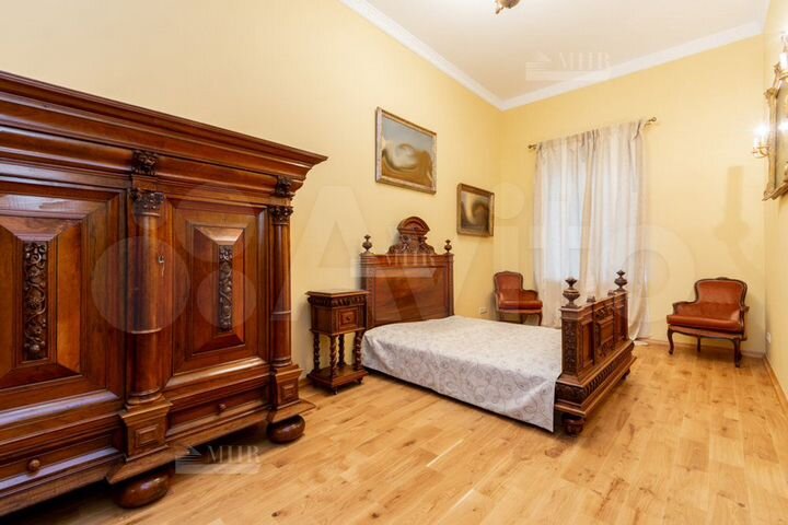 Дом 1000 м² на участке 15 сот.