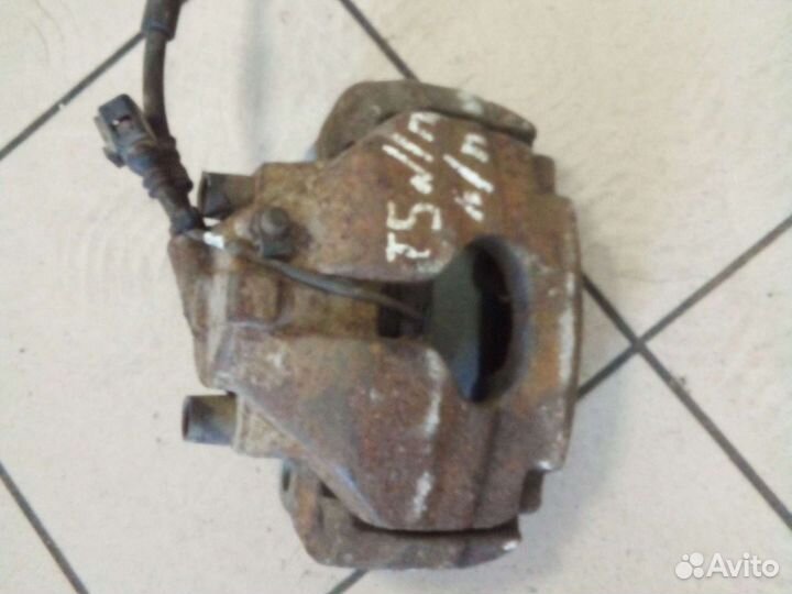 Суппорт тормозной передний левый на т5
