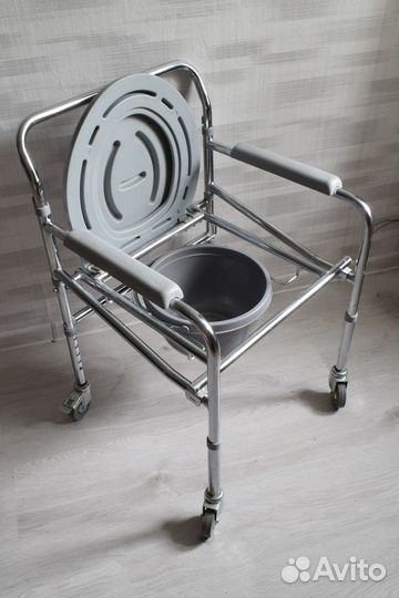 Кресло-стул на колёсах с санитарным оснащением