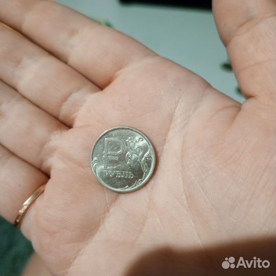 Монета 1 рубль с буквой Р коллекционная