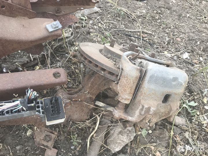 Передний поворотный кулак Ниссан Тиида