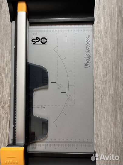 Роликовый резак для бумаги Fellowes Proton A4