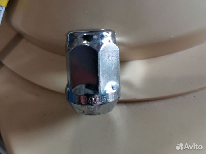 Колесная гайка хром