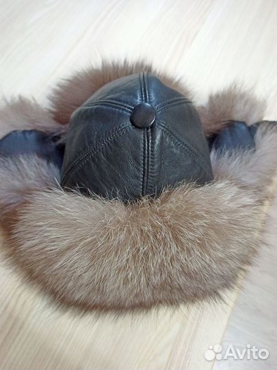 Шапка-ушанка кожаная с песцом