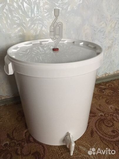 Емкость для брожения с гидрозатвором и краном