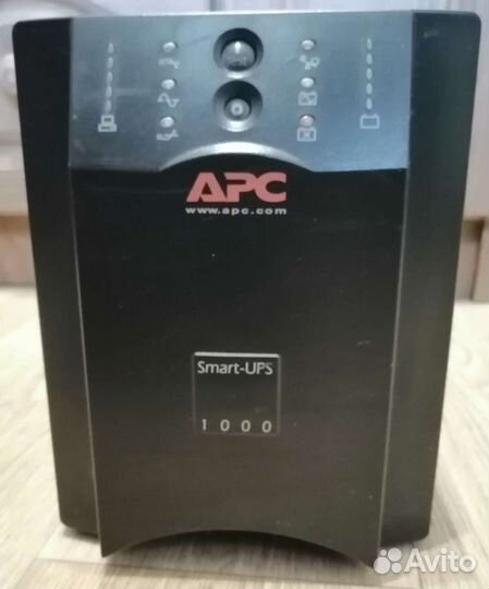 Источник бесперебойного питания APC smart ups 1000
