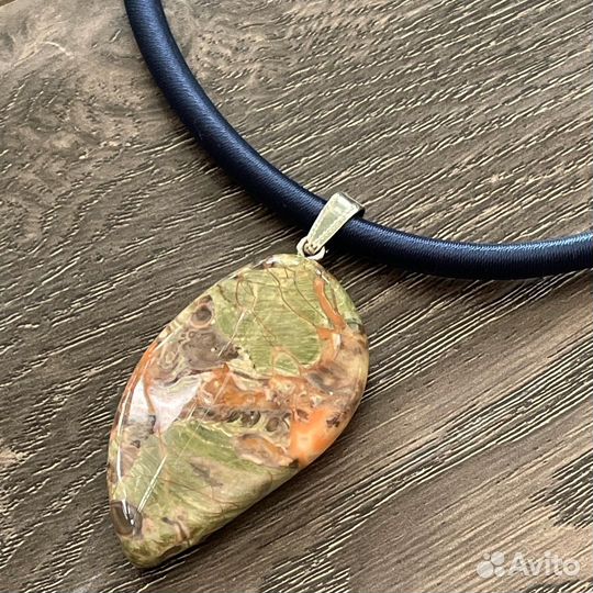 Кулоны из натурального камня на шнуре