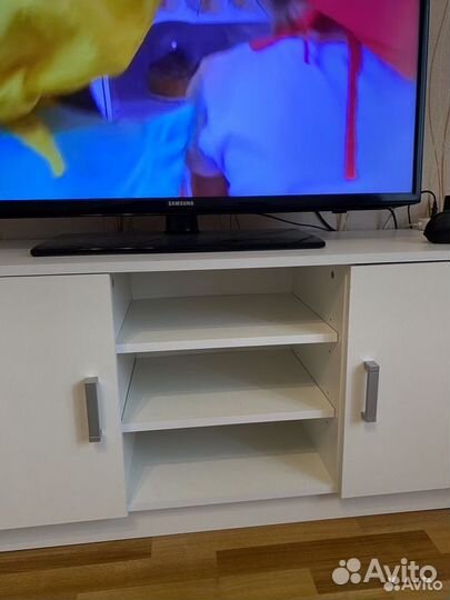 Тумба под телевизор белая