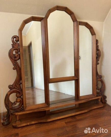 Зеркало в деревянной резной раме