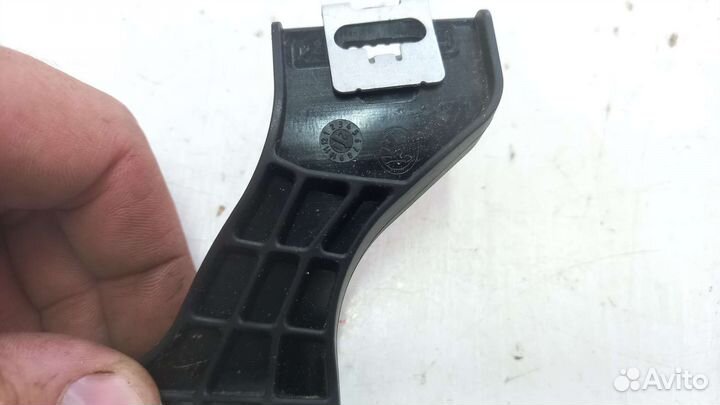 Кронштейн консоли правый Skoda Karoq