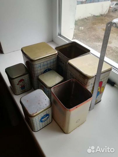 Набор столовой посуды. Тарелки. Чашки. Чайник. Сах