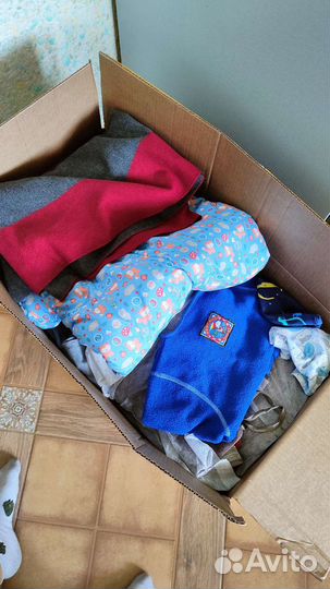 Коробка женских и детских вещей