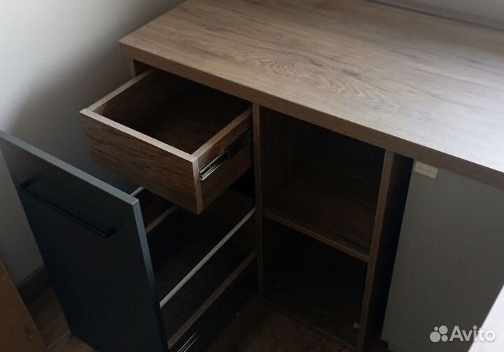 Стол руководителя угловой с тумбой. В наличии