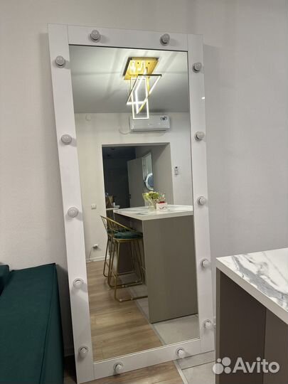 Гримерное зеркало с лампочками