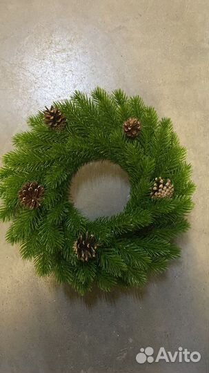 Венок новогодний с натуральными шишками