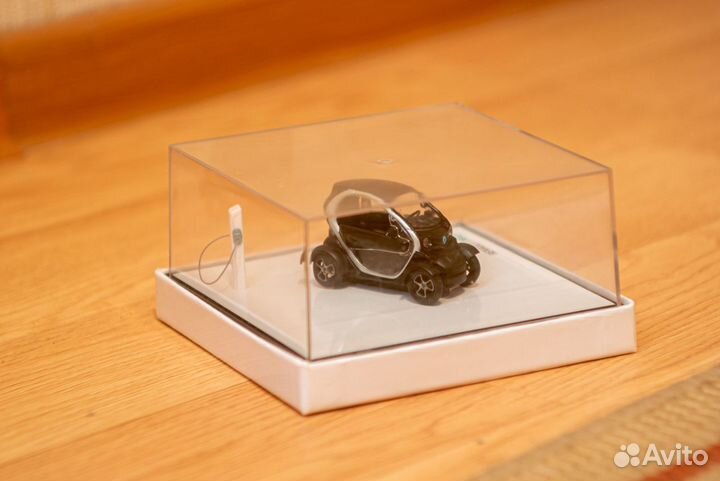 Модель автомобиля Renault Twizy 1:43