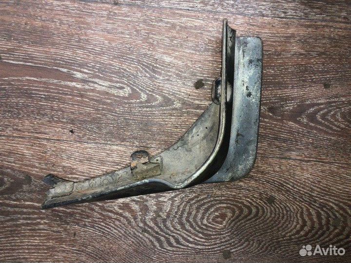 Брызговик задний левый Mitsubishi Diamante F25A