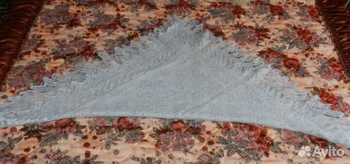 Платки головные, шаль пуховая, шарфы