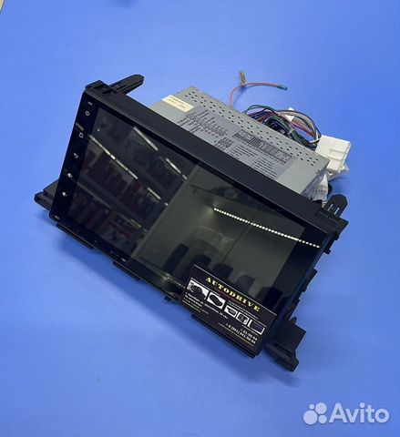 Штатное головное устройство на Toyota Highlander