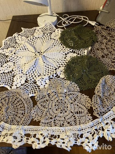 Вязанные крючком салфетки ретро разного размера