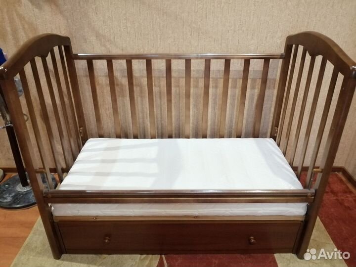Детская кроватка с маятником