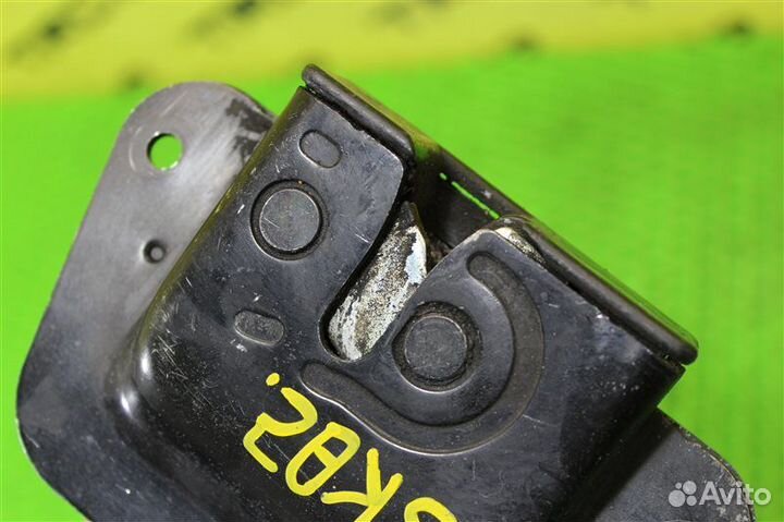 Замок багажника задний Mazda Bongo SK82MN F8