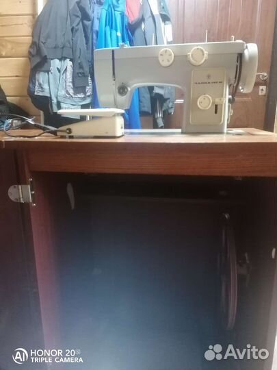 Швейная машина Чайка 142м