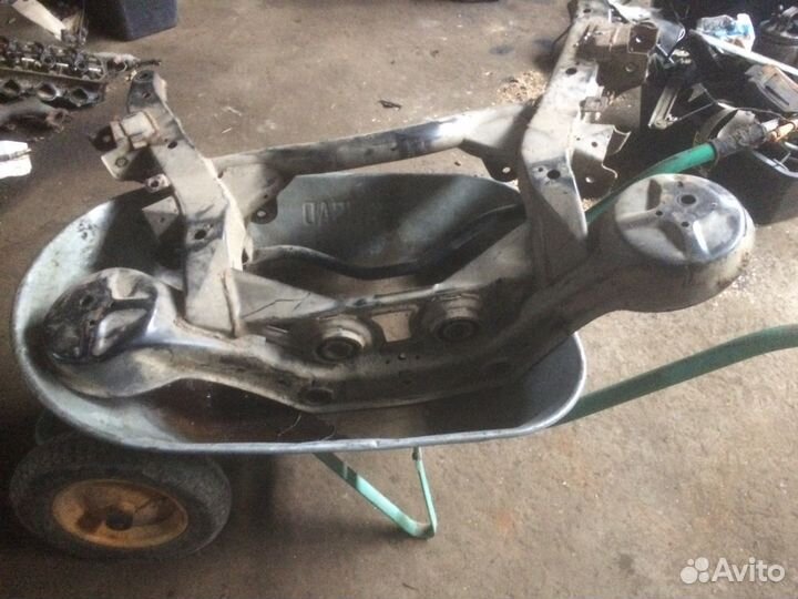 Задний подорамник (балка ) Mitsubishi Pajero 3