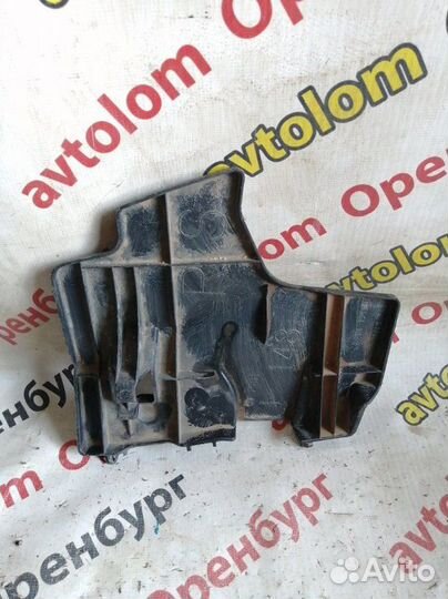 Дефлектор радиатора правый Toyota Corolla 150